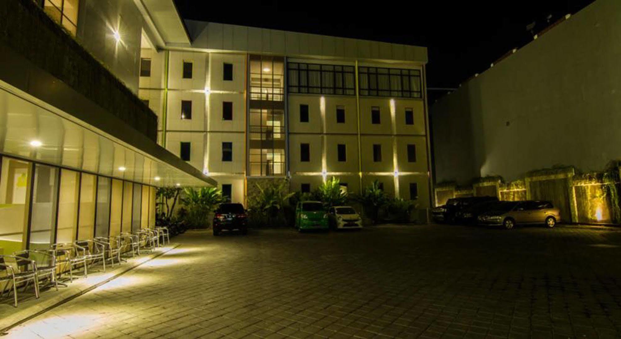 Urban Styles Hitz Kuta Hotel Кута Екстериор снимка